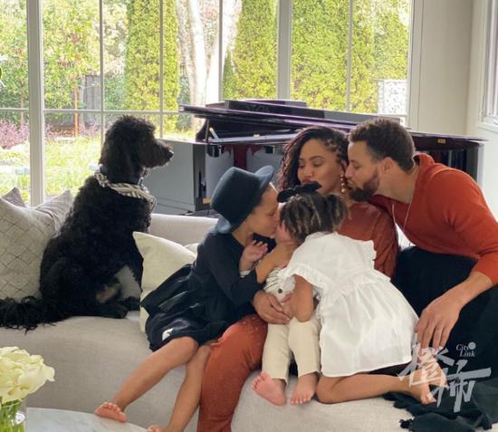 18岁中国留学生闯库里豪宅要签名 库里当时不在家,只有保姆和三个孩子在家