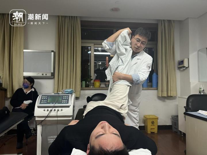 推拿科夜门诊挤满年轻人_儿童推拿门诊_小儿推拿夜间门诊