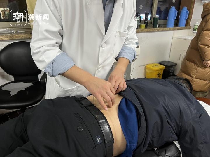 儿童推拿门诊_推拿科夜门诊挤满年轻人_小儿推拿夜间门诊