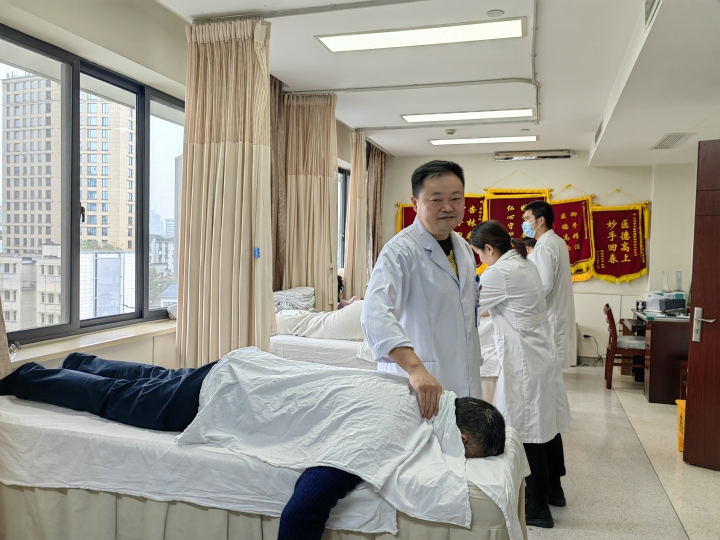 推拿科夜门诊挤满年轻人_儿童推拿门诊_小儿推拿夜间门诊