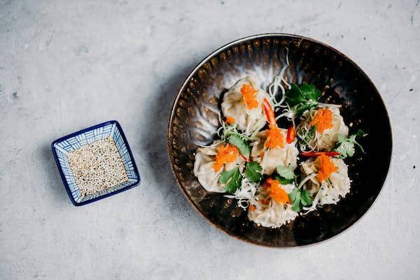 男子小料加太多遭店家辱骂追打：你加了多少勺了，下次来我们不卖了