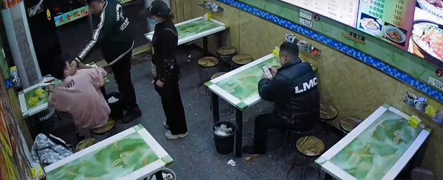 顾客吃馄饨多加调料被老板推搡谩骂，相关部门已介入调查！