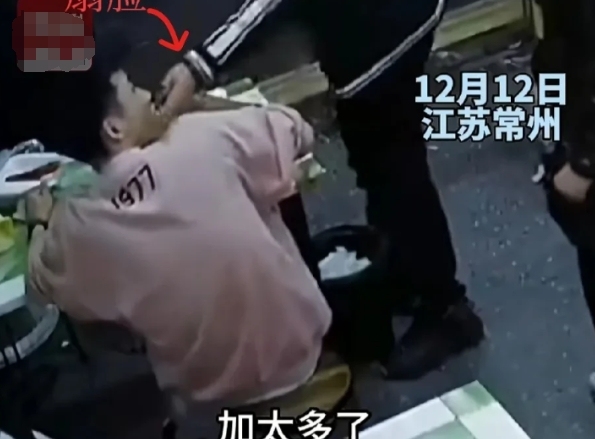 顾客吃馄饨多加调料被老板推搡谩骂，相关部门已介入调查！