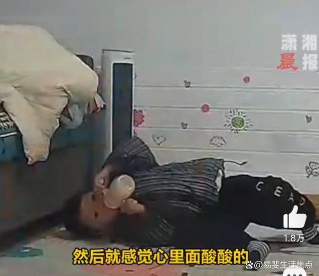 三岁宝宝在家自己冲奶粉喝，喝完还对着监控和妈妈说他把奶瓶洗干净了