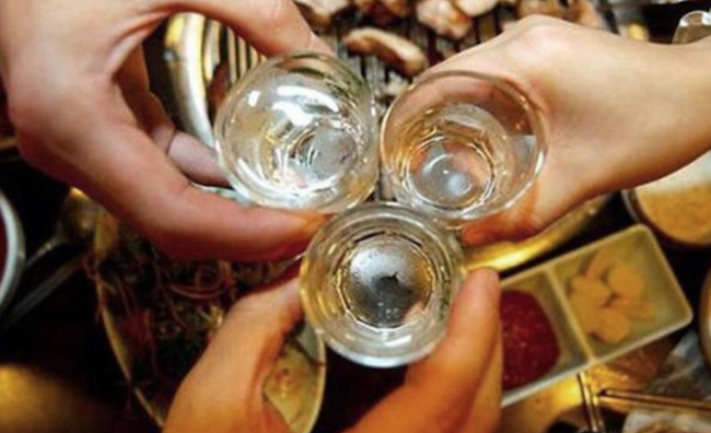 女子喝白酒死亡同桌3闺蜜担责