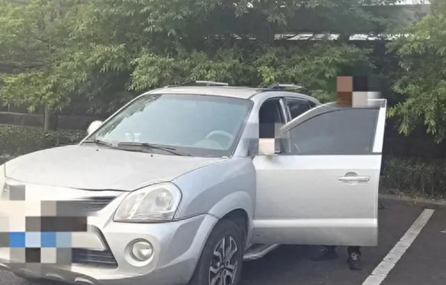 女子疑因生活压力大在母亲墓地轻生,被发现时已陷入昏迷