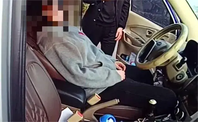 女子疑因生活压力大在母亲墓地轻生_女子在墓园摔伤_女孩墓地