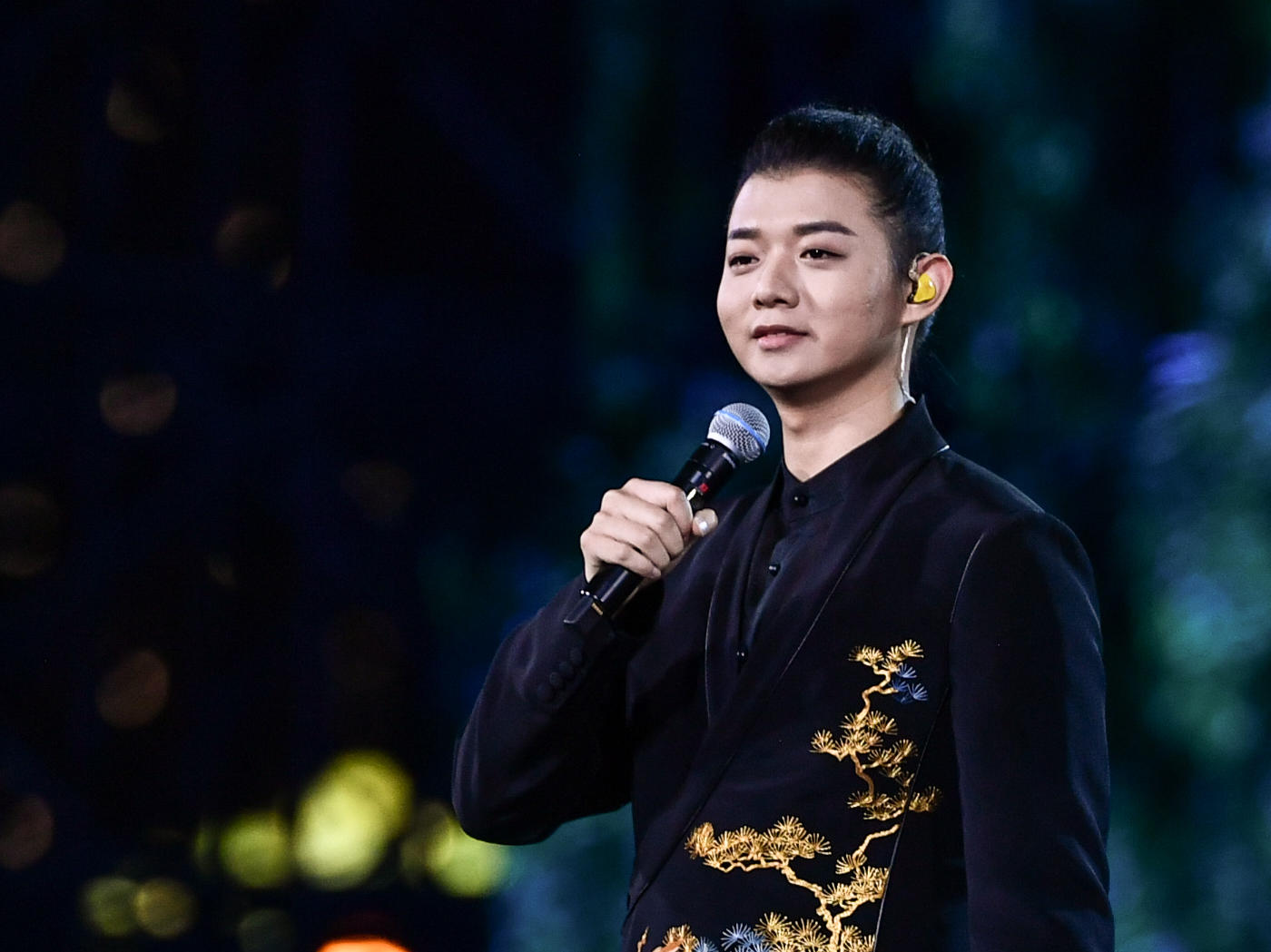 知情人称霍尊已在逐渐开展演出_霍尊林肯中心演出视频_霍尊为人