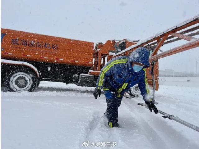 山东威海暴雪积雪厚度惊呆网友，局部可达30厘米以上！