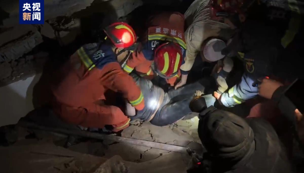 余震百余次 村民彻夜在屋外烤火避险_余震百余次 村民彻夜在屋外烤火避险_余震百余次 村民彻夜在屋外烤火避险