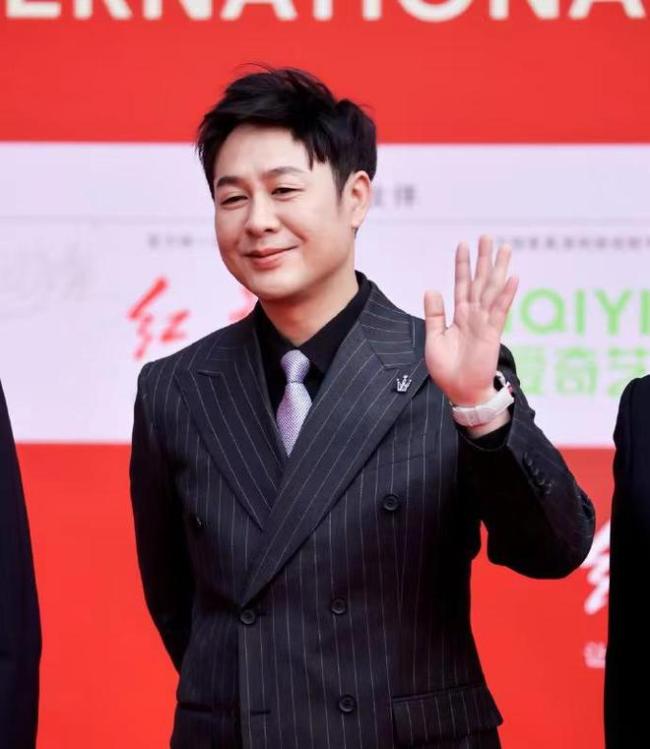 高启盛扮演者乱扔烟头被拍 之前刚为随地小便道歉