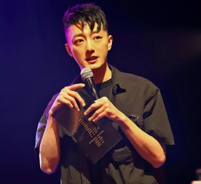 高启盛扮演者乱扔烟头被拍 之前刚为随地小便道歉