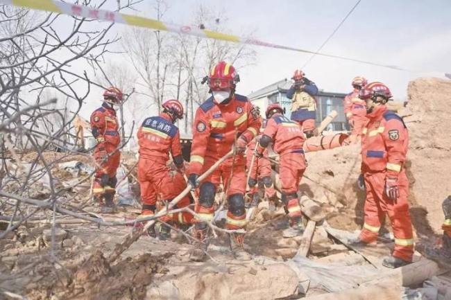 青海震区仍有16人失联 救援仍在继续！ 地震引发砂涌，青海两村被淤泥包围，最厚可超过3米