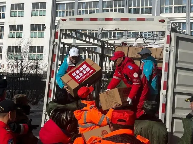 韩红灾区歌曲_韩红团队已经启程前往灾区_韩红救灾团队
