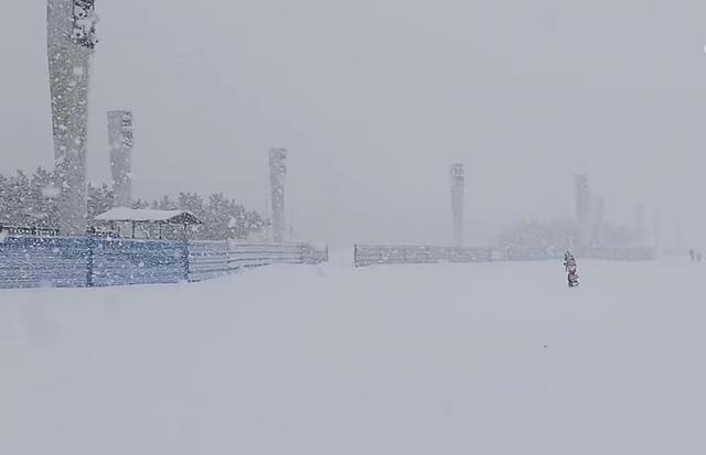 烟台威海遭遇极端性冷流暴雪 “雪窝”烟台冷流雪还在继续！