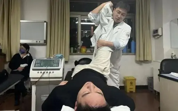 推拿科医生会看片子吗_医生不建议年轻人没问题就推拿_推拿医生会不规矩吗