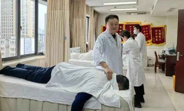 推拿医生会不规矩吗_推拿科医生会看片子吗_医生不建议年轻人没问题就推拿