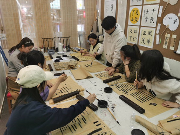 年轻人在线组局 夜校开到全国各地!年轻人新的生活方式!