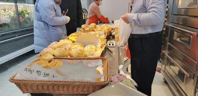 当年轻人涌入2元面包店 烘焙行业的新浪潮与年轻人新的选择！