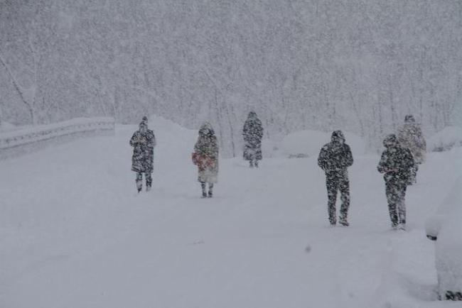 “雪窝”威海暴雪持续:已下三天三夜 积雪超70厘米破纪录