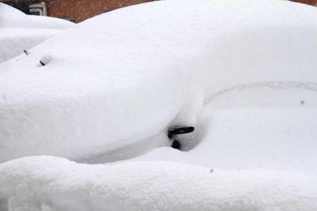 “雪窝”威海暴雪持续:已下三天三夜 积雪超70厘米破纪录