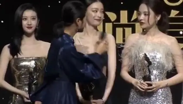 朱丹回应主持叫错名字_朱丹主持节目报错视频_朱丹主持叫错名字是什么节目