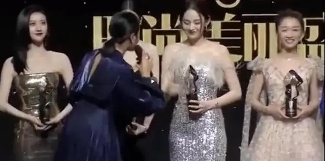 朱丹主持叫错名字是什么节目_朱丹回应主持叫错名字_朱丹主持节目报错视频