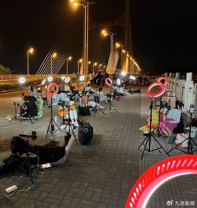 广西桂林网红扎堆大桥直播 被指像丐帮， 有主播称最高月入十万