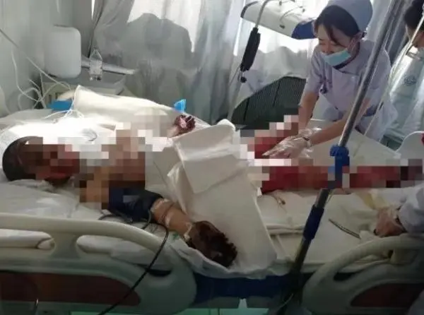 火灾爷爷背孙子_爷爷奶奶火灾中为救11岁孙女遇难_孙女救奶奶出墓地