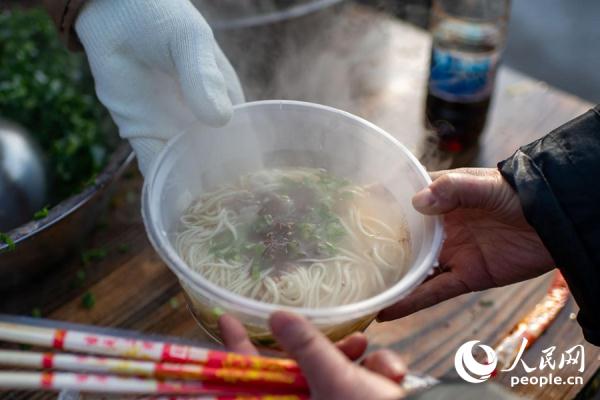 积石山6.2级地震 | 安置点里的暖意瞬间