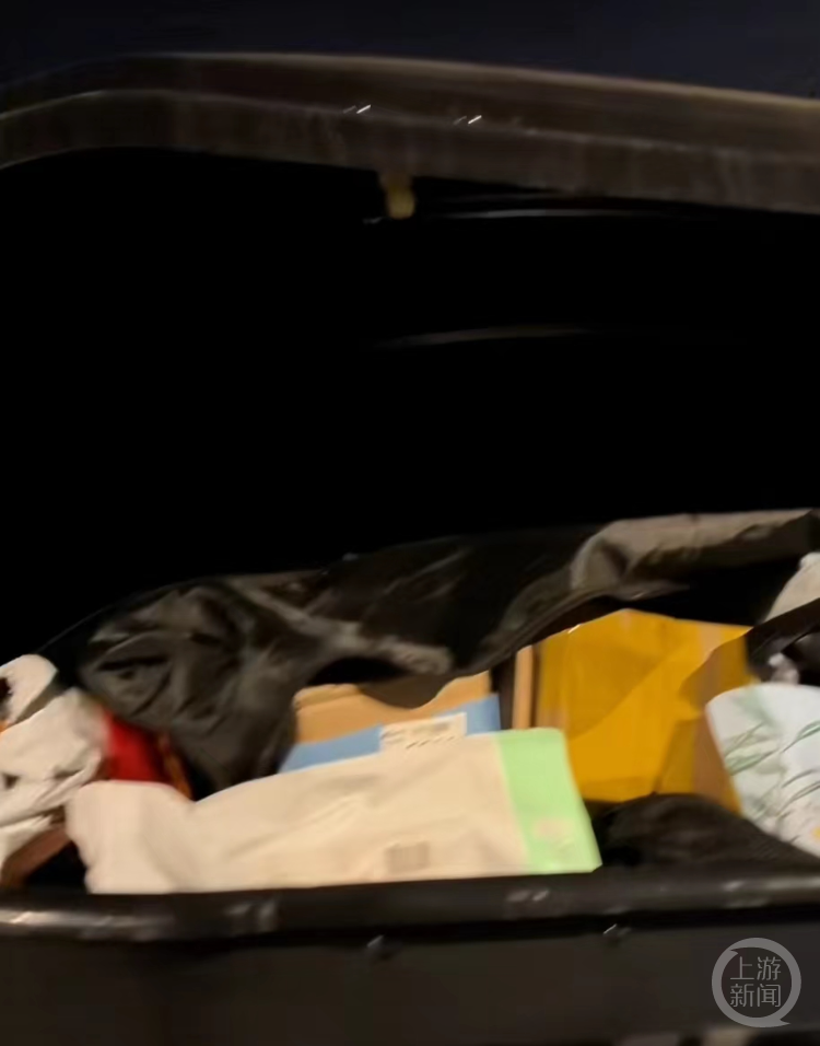 上海一男子出租屋住了两周_上海一小伙放弃租房住车里数月_上海小伙子出租屋