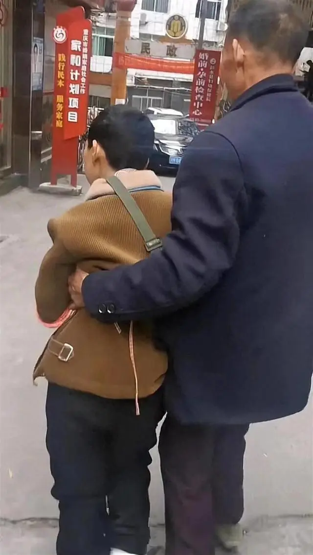 疑智障女子与5旬男子结婚?官方通报_男子与智障女子结婚被拒绝_男子娶智障女子