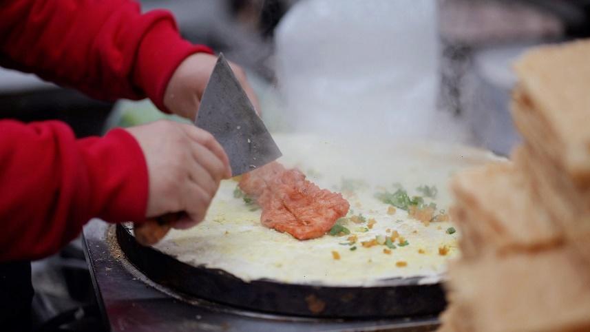 山东人在上海卖煎饼_山东哪卖煎饼鏊子_山东一村超千人在沪卖煎饼