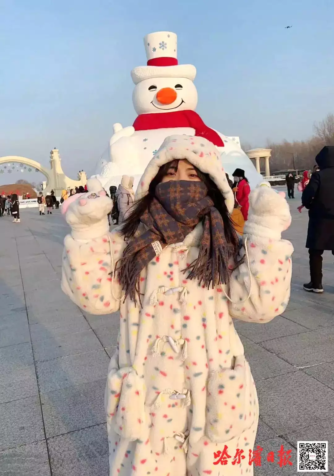 哈尔滨滑梯上的“犟嘴”美女找到了_哈尔滨室外滑梯哪有_哈尔滨冰滑梯视频