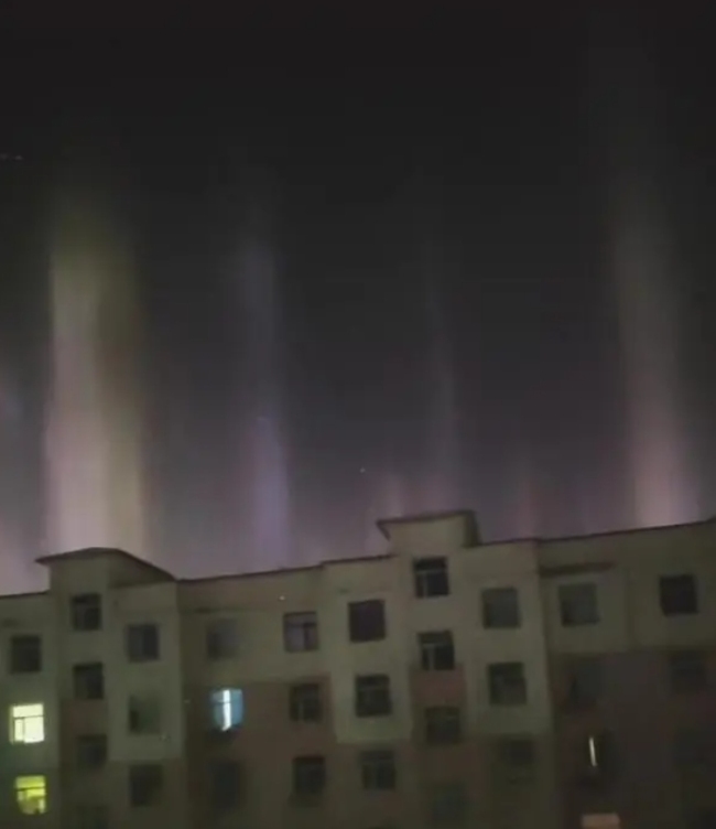 内蒙古多地夜空现大面积七彩光柱 气象局回应属正常自然现象