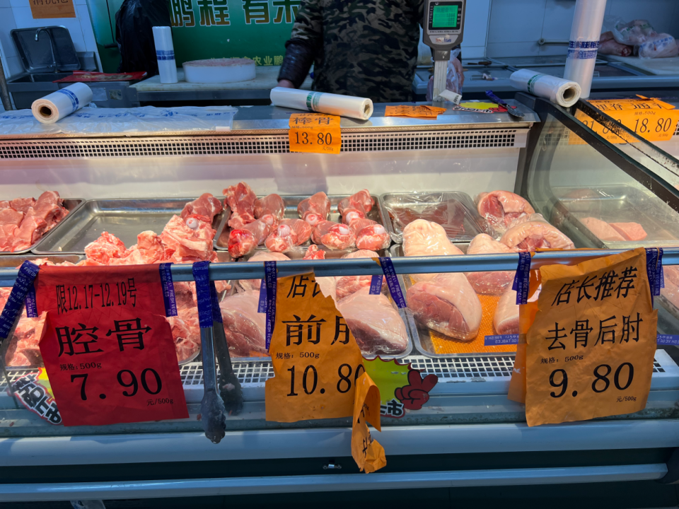 猪肉会跌破10_猪肉跌到底了吗_7元一斤的猪肉,还会跌多久