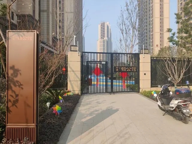 武汉女子185万买江景房完全看不到江，中介称是置业顾问工作失误