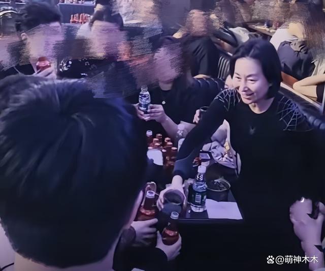 何超琼现身哈尔滨夜店！粉丝组团敬酒，本尊豪气一饮而尽