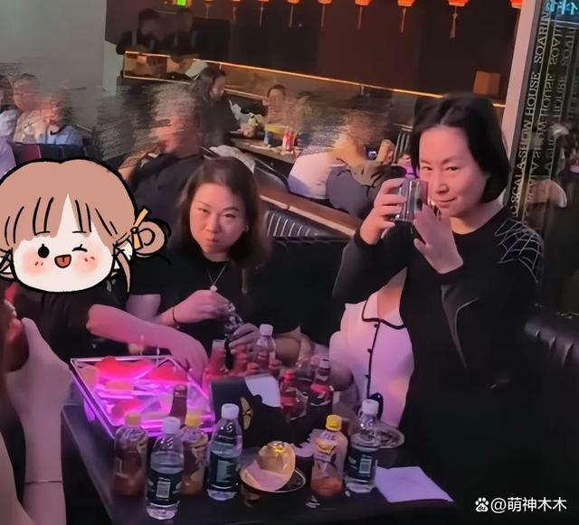 何超琼现身哈尔滨夜店！粉丝组团敬酒，本尊豪气一饮而尽