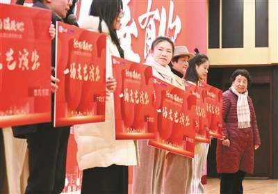 58个共享奶奶排班轮流帮邻居带娃 续写“好人有好报”的温暖