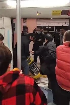 阻挡地铁车门关闭_男子用吸尘器阻挡地铁关门近3分钟_阻碍地铁关门