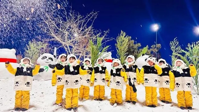 新都“小熊猫”们在雪地里合影留念（图片来源于新都发布）.webp