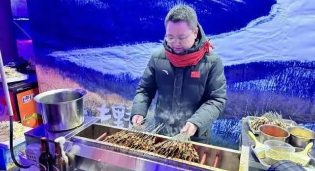 鹤岗文旅局长在哈尔滨做烤串 每天送出1万多鹤岗小串