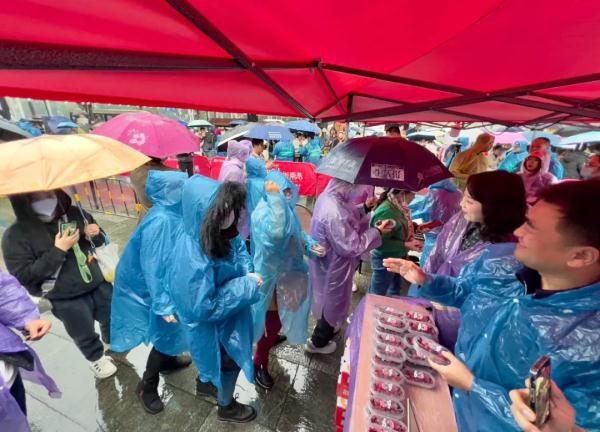 南宁曼悦酒店_潍坊人从众健身怎么样_南宁蔓越莓免费发放 排队出现人从众