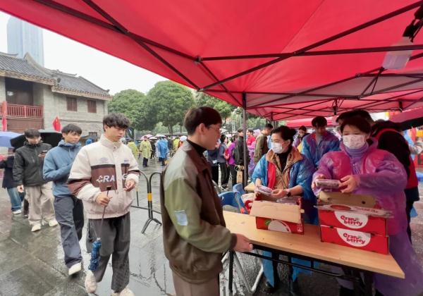 潍坊人从众健身怎么样_南宁曼悦酒店_南宁蔓越莓免费发放 排队出现人从众