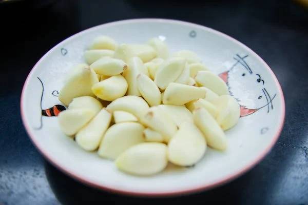 腊八蒜为啥是绿色的：变黑或气味改变尽量不要食用