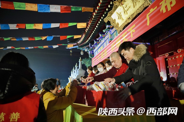 西安广仁寺_西安市民凌晨广仁寺排队领粥_西安广仁寺2021活动