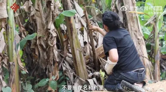 路边的残疾人捐款_残疾男子摆摊拾荒16年捐出百万_残疾拾荒者为灾区捐出全部积蓄