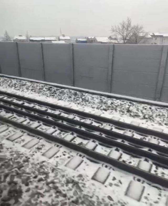 多趟高铁因大雪停车，汉口站乘客因恶劣天气滞留10小时