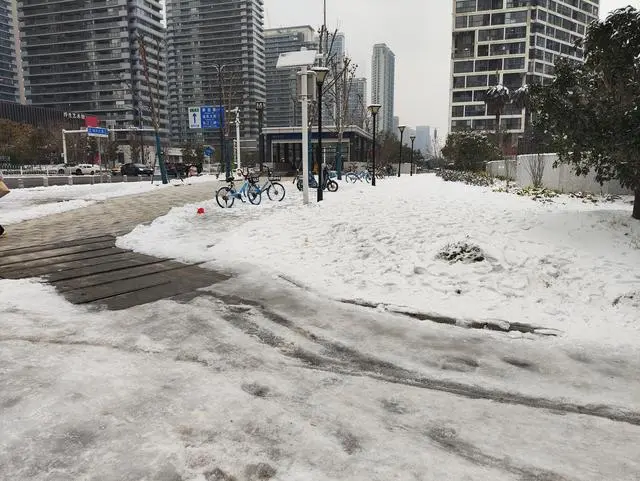 湖北暴雪司机被困36小时煮雪融水喝_湖北暴雪司机被困36小时煮雪融水喝_湖北暴雪司机被困36小时煮雪融水喝